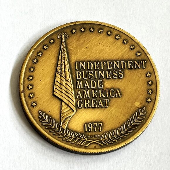 1977 INDEPENDENT SMALL BUSINESS MADE AMERICA GREAT MEDAL COIN TOKEN - Picture 2 of 2